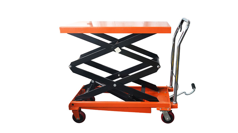 Apakah pemeriksaan yang perlu dilakukan sebelum mengendalikan meja angkat hidraulik?